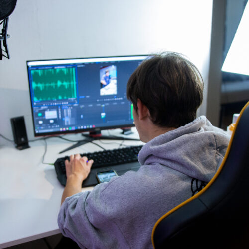 Maelo Romani bei dem Videoschnitt