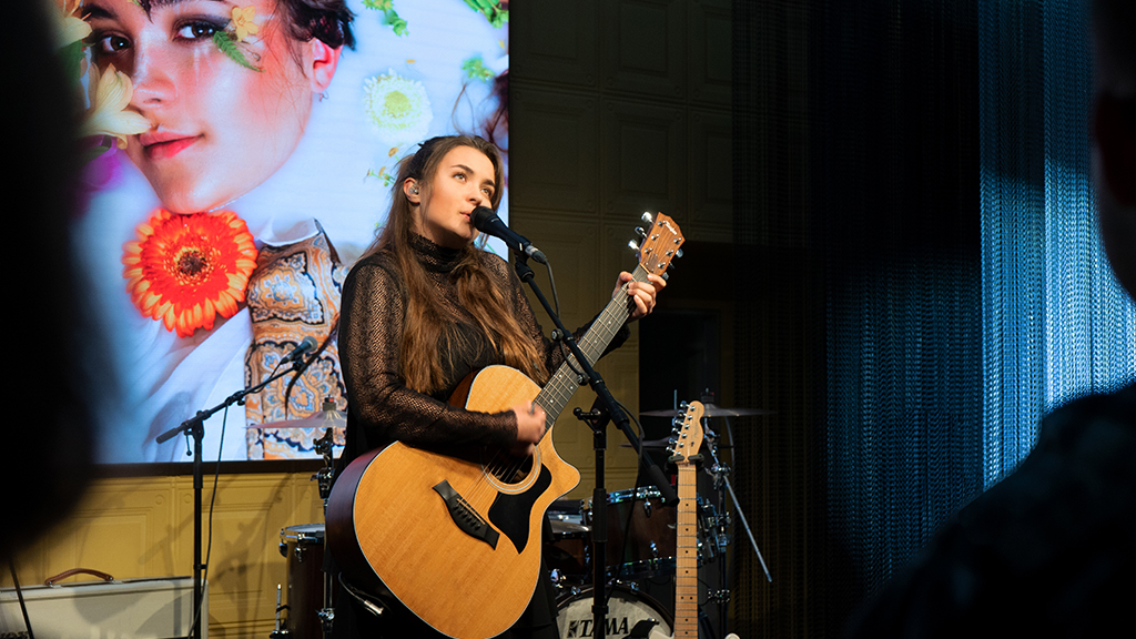 Joya Marleen mit der Gitarre auf der Bühne von Radio Zürisee hautnah. Live Konzert vor Publikum.