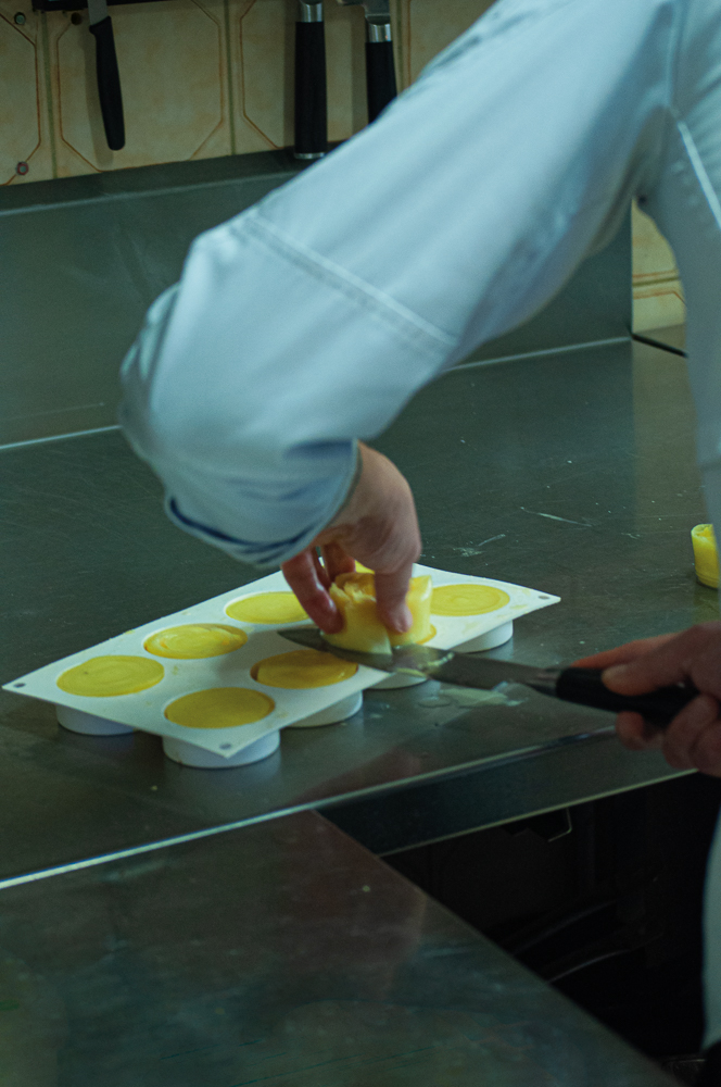 Kartoffelrose wird aus der Auflaufform gelöst.