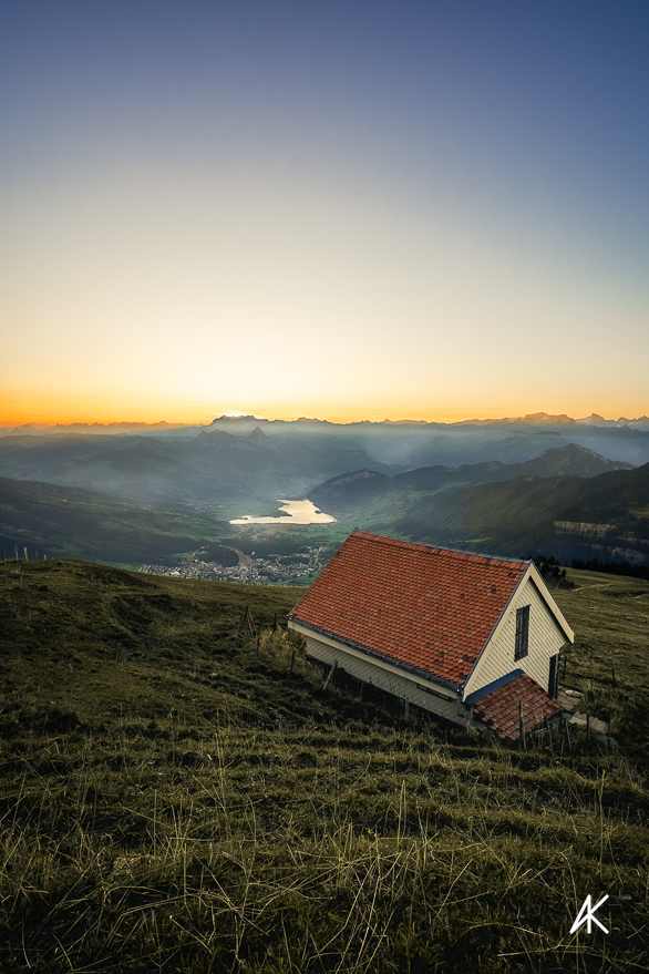 Eine Alp mit malerischem Ausblick.