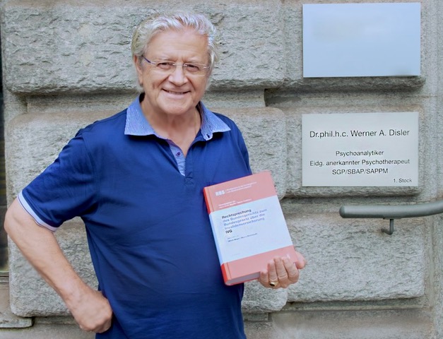 Sechstes Bild_Werner vor Praxis