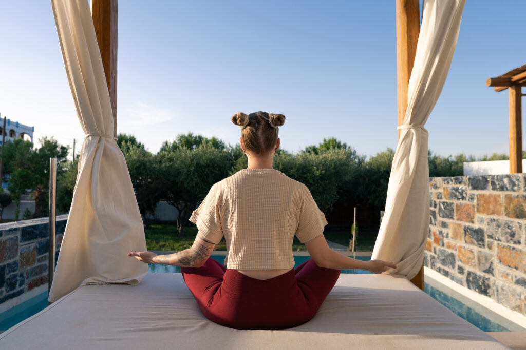 Junge Frau in sitzender Yoga-Pose.
