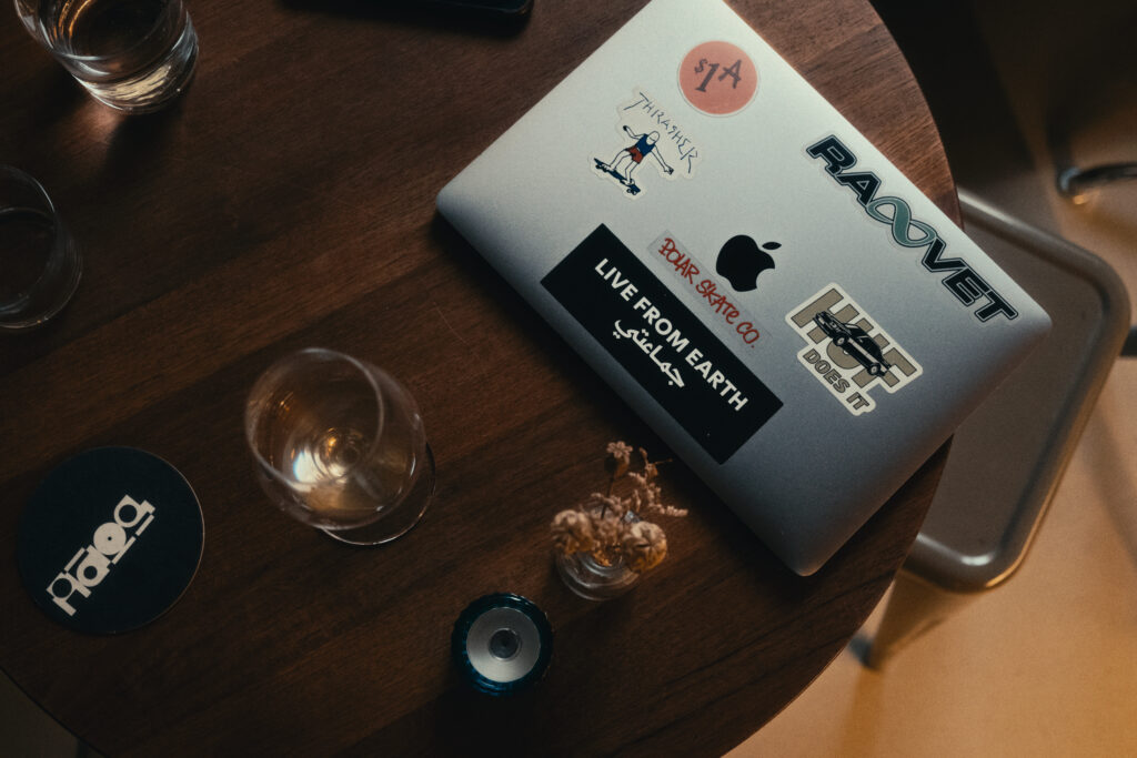 Tisch tagsüber mit Laptop