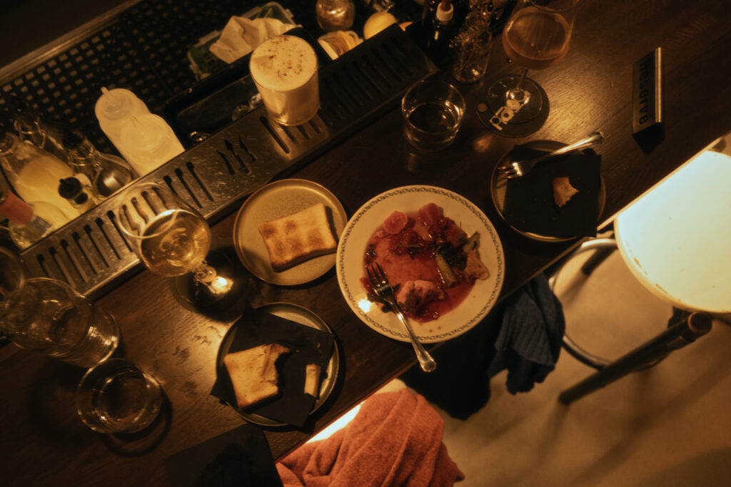 Tisch voller Tapas von oben fotografiert