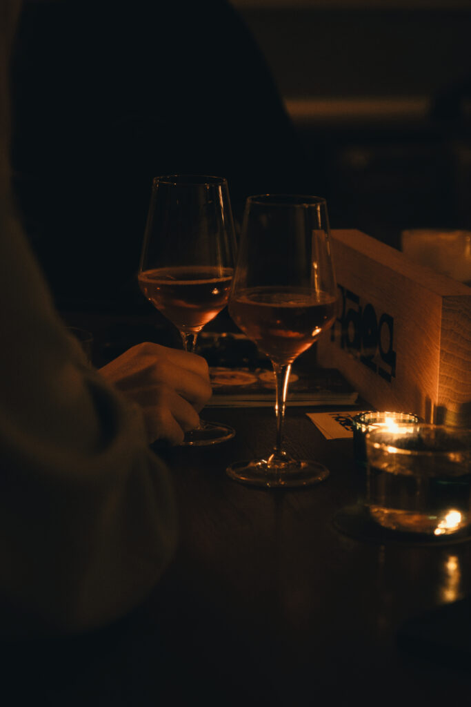 2 Weingläser an der Bar